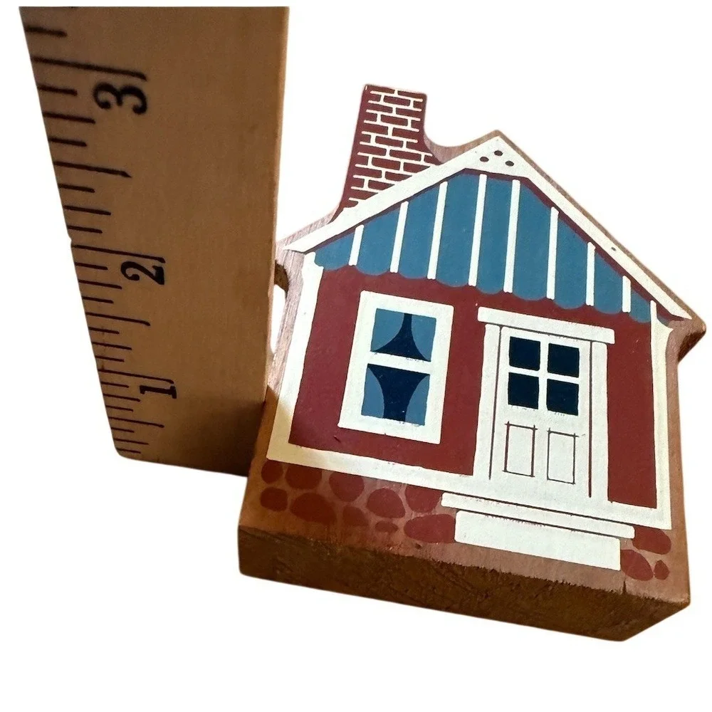 The Cat's Meow Village House‎ Figurine Red Cottage Blue Striped Roof 4.25in folk